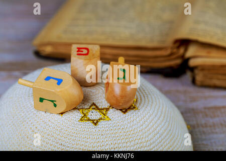 Dreidels für chanukka auf hölzernen Tisch Holz Dreidel Spinning Stockfoto