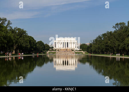 Das Lincoln Memorial gesehen in der Lincoln Memorial Reflecting Pool, Washington DC, USA. Stockfoto