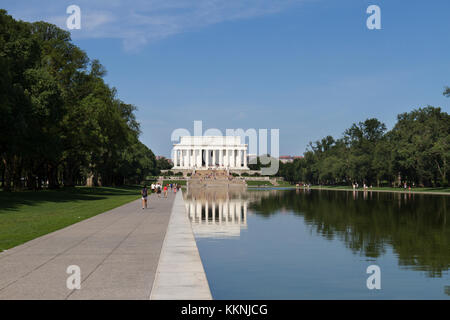 Das Lincoln Memorial gesehen in der Lincoln Memorial Reflecting Pool, Washington DC, USA. Stockfoto