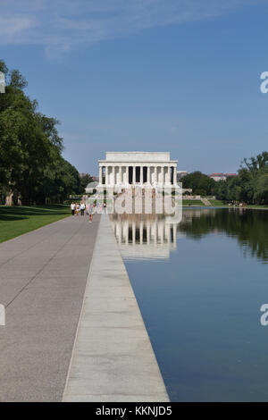 Das Lincoln Memorial gesehen in der Lincoln Memorial Reflecting Pool, Washington DC, USA. Stockfoto