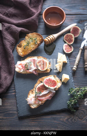 Toast mit Feigen und Speck Stockfoto