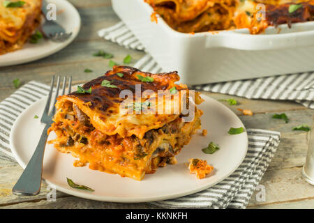 Herzhafte hausgemachte italienische Rindfleisch Lasagne mit Käse und Sauce Stockfoto