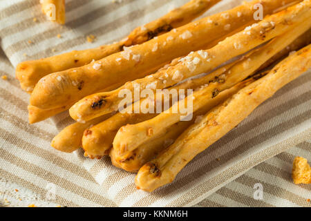 Hausgemachte italienische Syrie Brot Sticks mit Meersalz Stockfoto