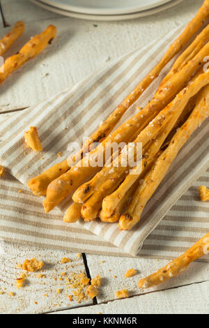 Hausgemachte italienische Syrie Brot Sticks mit Meersalz Stockfoto