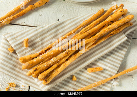 Hausgemachte italienische Syrie Brot Sticks mit Meersalz Stockfoto