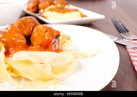 Pasta mit Fleisch und Tomatensoße Stockfoto