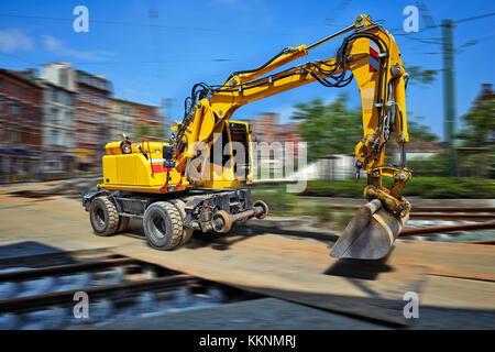 Gelbe Planierraupe in Bewegung auf der Baustelle Stockfoto