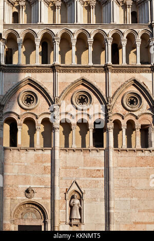 Triple Fassade aus dem 12. Jahrhundert Kathedrale Duomo in Ferrara, Emilia-Romagna, Italien. Stockfoto