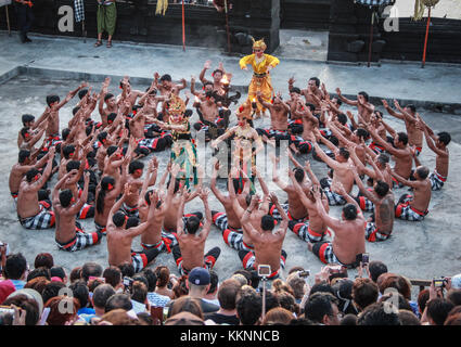 Kecak Tanz Performance in Uluwatu Tempel - Bali. Die Leistung nahm die Geschichte des berühmten Ramayana, beginnen normalerweise nur einen Augenblick nach dem Sonnenuntergang Stockfoto