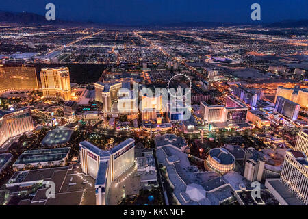 Der Streifen, Luftaufnahmen vom Hubschrauber in der Dämmerung, Las Vegas, Nevada, USA Stockfoto