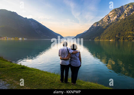 Senior Paar beobachten Sonnenuntergang am Achensee (Achensee), ein See nördlich von Jenbach in Tirol, Österreich Stockfoto