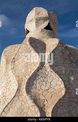 Die Dachschornsteine der Casa Milà, auch bekannt als La Pedreral, ein modernistisches Gebäude, das vom Architekten Antoni Gaudí in Barcelona, Katalonien, Spanien entworfen wurde Stockfoto