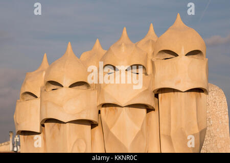 Die Dachschornsteine der Casa Milà, auch bekannt als La Pedreral, ein modernistisches Gebäude, das vom Architekten Antoni Gaudí in Barcelona, Katalonien, Spanien entworfen wurde Stockfoto