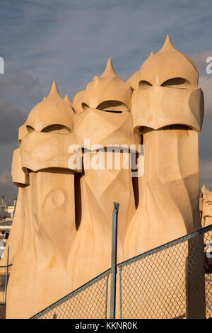 Die Dachschornsteine der Casa Milà, auch bekannt als La Pedreral, ein modernistisches Gebäude, das vom Architekten Antoni Gaudí in Barcelona, Katalonien, Spanien entworfen wurde Stockfoto