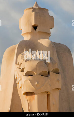 Die Dachschornsteine der Casa Milà, auch bekannt als La Pedreral, ein modernistisches Gebäude, das vom Architekten Antoni Gaudí in Barcelona, Katalonien, Spanien entworfen wurde Stockfoto