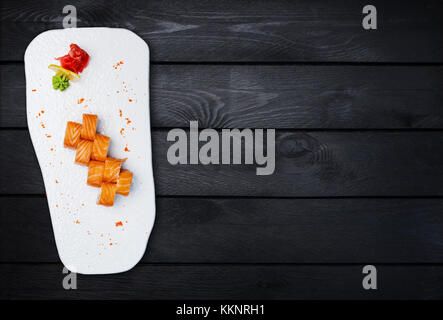 Klassische philadelphia Sushi Roll mit Lachs und Frischkäse. top anzeigen. schwarz Holz- Hintergrund. Stockfoto