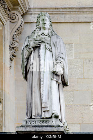 Paris, Frankreich. Palais du Louvre. Statue im Cour Napoleon: Henri François d'Aguesseau (1668-1751), Kanzler von Frankreich dreimal zwischen 1717... Stockfoto