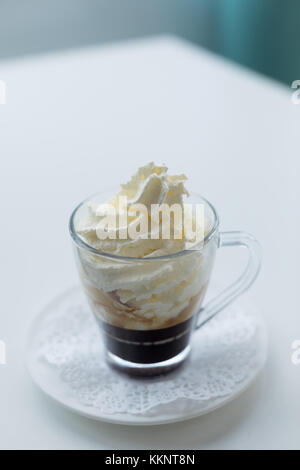 Becher Eis auf dem Tisch Stockfoto