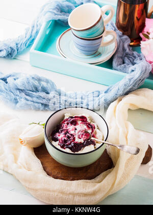 Schüssel mit Joghurt und Quark mit Soße berry Jam. Frühstück Stockfoto