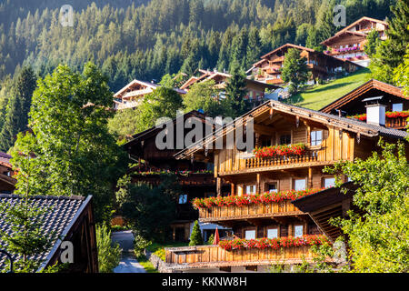 Balkon mit Blumen in Alpbach, eine Stadt im westlichen Österreich im Bundesland Tirol Stockfoto