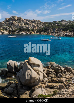 Boote ankern in Capo Testa, Sardinien Stockfoto