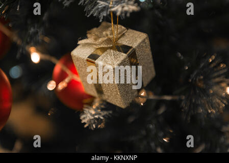 Weihnachten goldene auf einen schönen Weihnachtsbaum durch Dekorationen umgeben Stockfoto