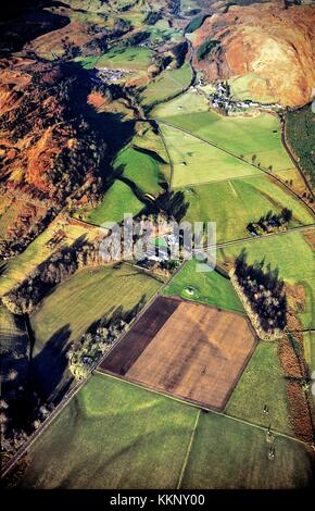 Luftaufnahme Norden über kilmartin Valley, in der Nähe der crinan, Argyll, Schottland, zeigt viele wichtige prähistorische Ausgrabungsstätten Stockfoto