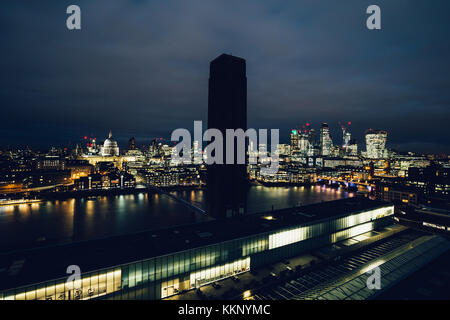 Antenne Londoner Stadtbild Blick von der blavatnik Gebäude in der Tate Modern in der Nacht