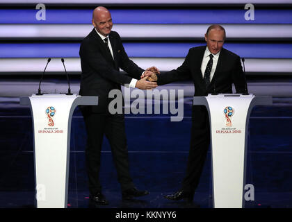 Der russische Präsident Wladimir Putin (rechts) schüttelt die Hand des FIFA-Präsidenten Gianni Infantino während der FIFA WM 2018 zeichnen im Kreml, Moskau. PRESS ASSOCIATION Foto Bild Datum: Freitag, 1. Dezember 2017. Siehe PA-Geschichte FUSSBALL WM. Photo Credit: Nick Potts/PA-Kabel. Einschränkungen: Nur für den redaktionellen Gebrauch bestimmt. Keine Übertragung von Ton und bewegten Bildern. Keine Verwendung mit inoffiziellen Dritten Logos. Keine Änderung oder Einstellung von Fotografien. Stockfoto