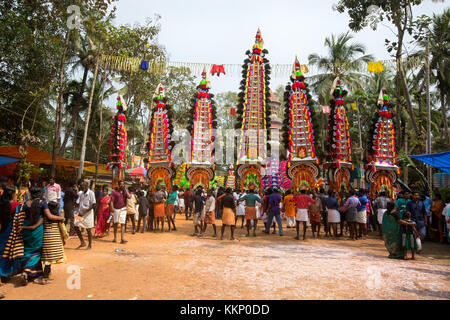 Festivals Festivals in Indien, Kerala, Tanzformen kerala Kathakali, theyyam, pulikkali, Tiger Tanz, onam, Lgbt-Künstler, bunte indische Festival Stockfoto