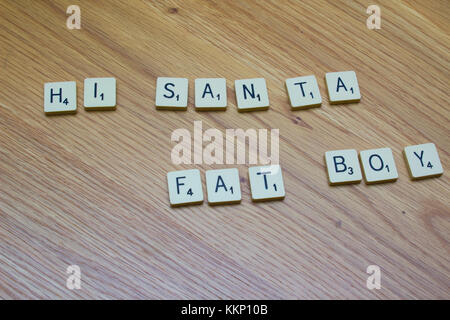 1. Dezember 2017 Elfenbein Brettspiel Buchstaben sagen Hi Santa Fat Boy auf einer Eiche maser Hintergrund in Bangor Northern Ireland Stockfoto