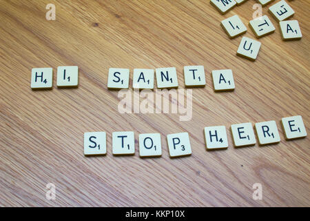 1. Dezember 2017 Elfenbein Brettspiel Buchstaben sagen Hi Santa halten Sie hier auf einer Eiche maser Hintergrund in Bangor Northern Ireland Stockfoto
