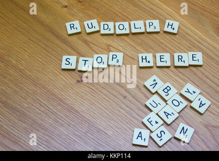 1. Dezember 2017 Elfenbein Brettspiel Buchstaben sagen Rudolph halten Sie hier auf einer Eiche maser Hintergrund in Bangor Northern Ireland Stockfoto