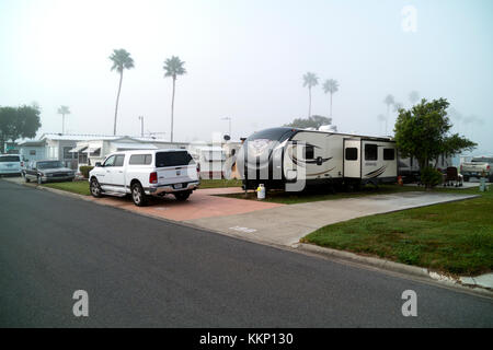 Neblig, Ende November Morgen in einem South Texas Ruhestandgemeinschaft. Stockfoto