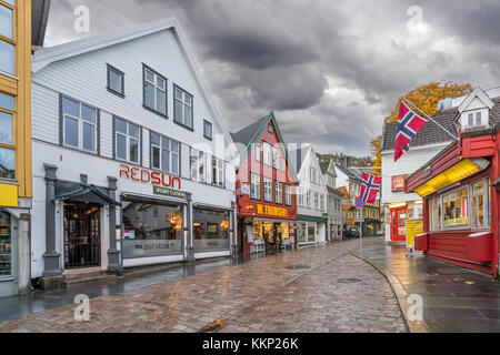 Bergen, Norwegen - Oktober 2017: Geschäfte, Cafés und Restaurants im Zentrum von Bergen City im Herbst an einem regnerischen Tag, Norwegen Stockfoto