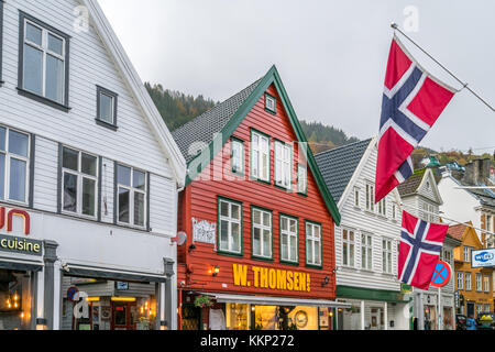 Bergen, Norwegen - Oktober 2017: Geschäfte, Cafés und Restaurants im Zentrum von Bergen City im Herbst an einem regnerischen Tag, Norwegen Stockfoto