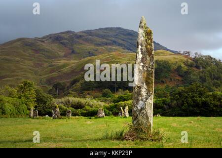 Lochbuie prähistorische Steinkreis auf der Isle of Mull, Inneren Hebriden in Schottland. 2. Jahrtausend v. Chr.. Von einem der Ausreißer gesehen Stockfoto