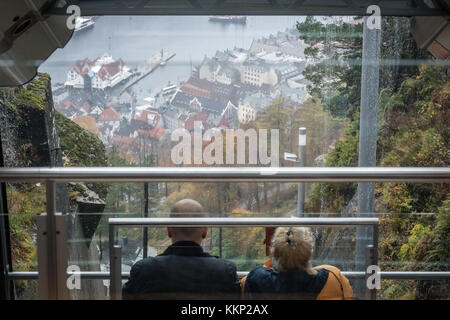 Bergen, Norwegen - Oktober 2017 : EIN Paar sitzt in der Kabine der Floibanen-Seilbahn, die vom Mount Floyen, Bergen, Norwegen, bergab fährt Stockfoto