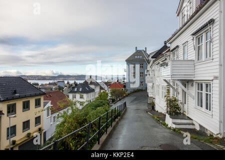 Bergen, Norwegen - Oktober 2017: Traditionelle alte Holzhäuser auf einem Hügel im alten Teil der Stadt Bergen, Norwegen Stockfoto