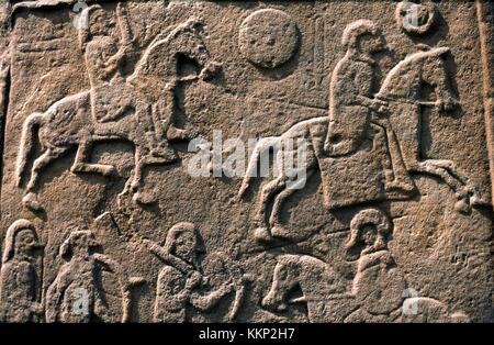 Piktische keltische Symbol Steinplatte Detail auf dem Aberlemno Churchyard, Tayside, Schottland. Kampfszene mit Pferd Kavallerie und Speerkämpfer Stockfoto