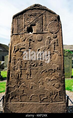 Celtic piktische christlichen Kreuz Platte. Aberlemno Churchyard, Tayside, Schottland. Piktische Symbole und eine Kampfszene. Auf der Rückseite Stockfoto