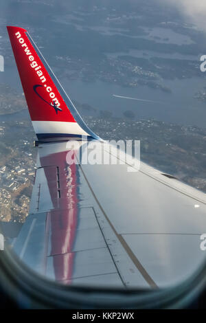 Bergen, Norwegen - Oktober 2017: Norwegische Flugzeug winglet von innen mit der Stadt Bergen, Norwegen gesehen Stockfoto