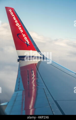 Bergen, Norwegen - Oktober 2017: Norwegische Flugzeug mit Winglets fliegen über den Wolken, Norwegen Stockfoto