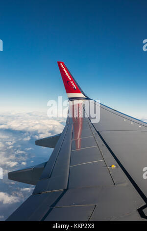 Bergen, Norwegen - Oktober 2017: Norwegische Flugzeug mit Winglets fliegen über den Wolken, Norwegen Stockfoto