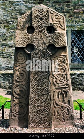 Celtic piktische christlichen Kreuz Platte auf dem Aberlemno Churchyard, Tayside, Schottland. Aufwendige Flechtarbeit und Tiermotive Stockfoto