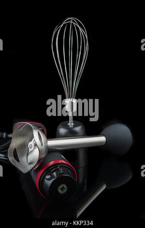 Elektrischen Stabmixer, auf einem schwarzen Hintergrund. Stockfoto
