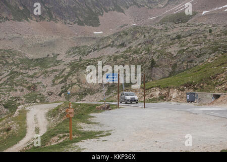 Schild auf der Straße durch die Grenze zwischen Frankreich und Italien am Col de la Lombarde Stockfoto