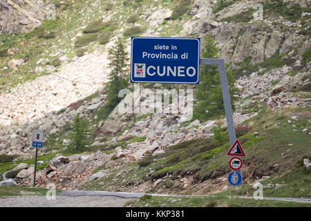 Schild auf der Straße durch die Grenze zwischen Frankreich und Italien am Col de la Lombarde Stockfoto