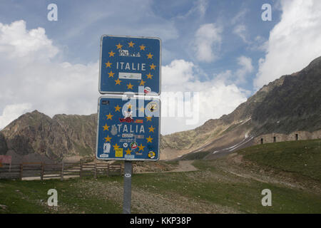 Schild auf der Straße durch die Grenze zwischen Frankreich und Italien am Col de la Lombarde Stockfoto