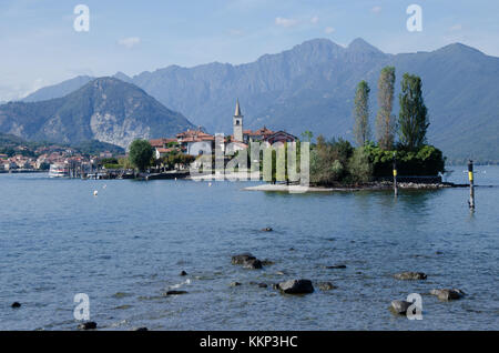 Die einzige der drei Borromäischen Inseln, die nicht durch die königliche Borromeo in Familienbesitz ist, liegt das bezaubernde und faszinierende Isola dei Pescatori. Stockfoto